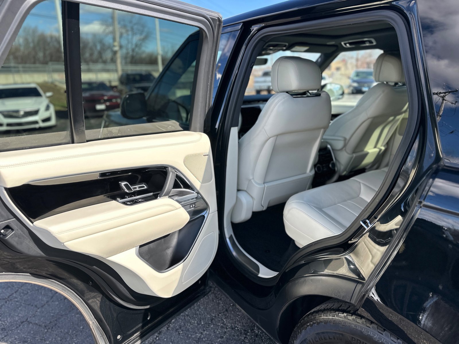 Used 2023 Land Rover Range Rover SE image 39