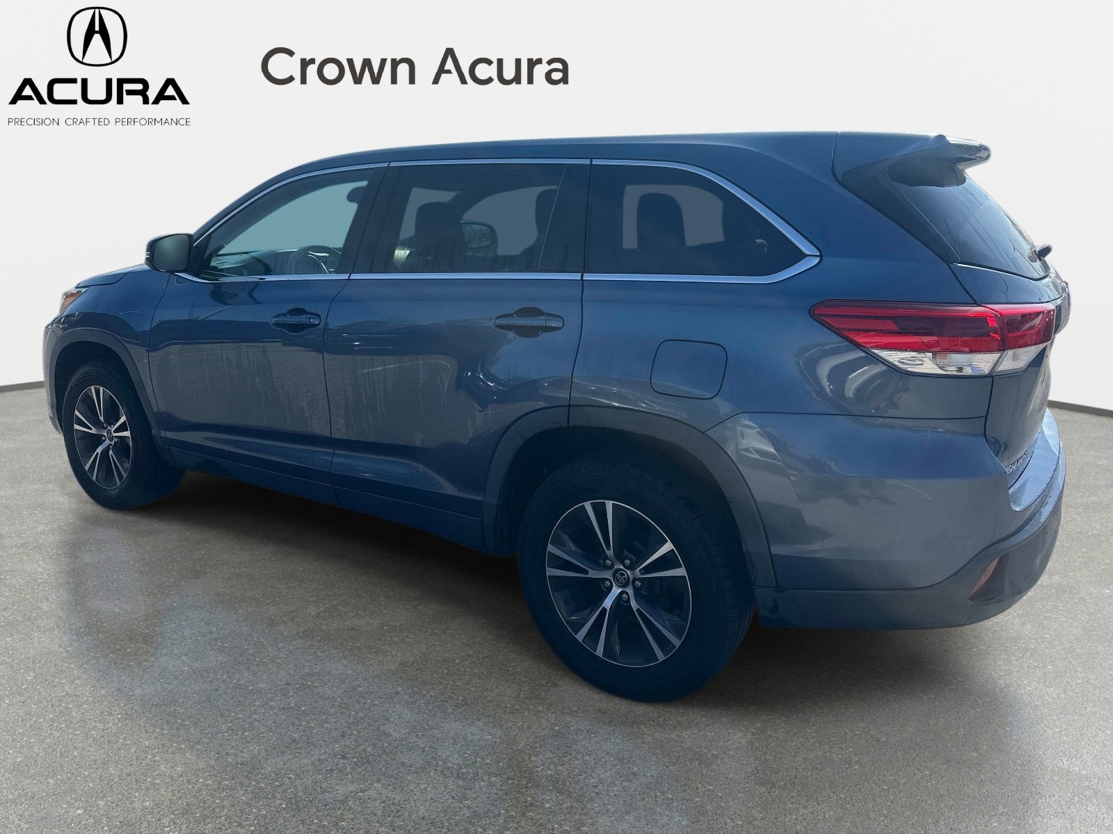 Used 2019 Toyota Highlander LE FWD image 4