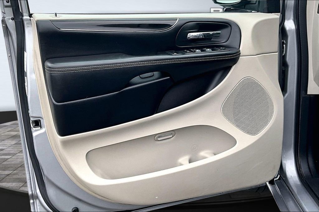 Used 2020 Dodge Grand Caravan SXT image 21