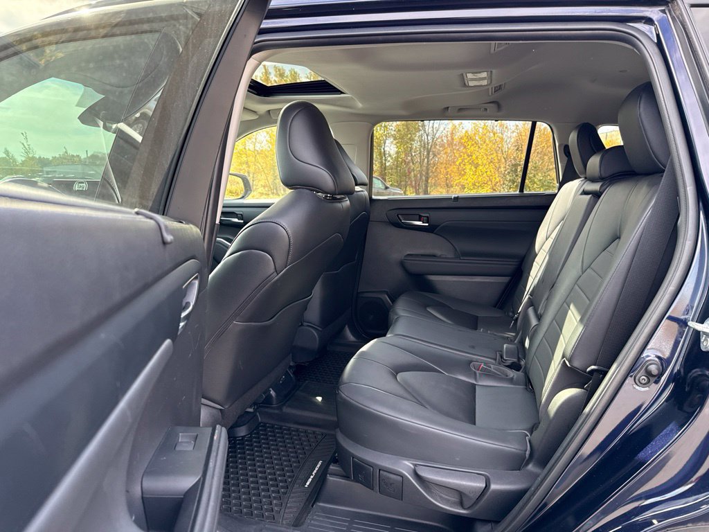 Used 2023 Toyota Highlander XLE AWD/4WD image 24