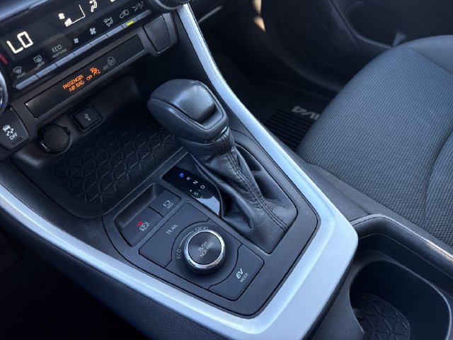 Used 2020 Toyota RAV4 LE AWD/4WD image 28
