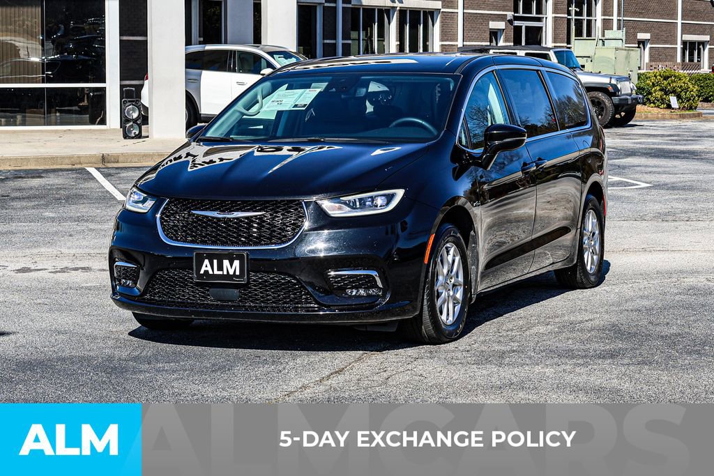 Used 2024 Chrysler Pacifica Touring-L image 4