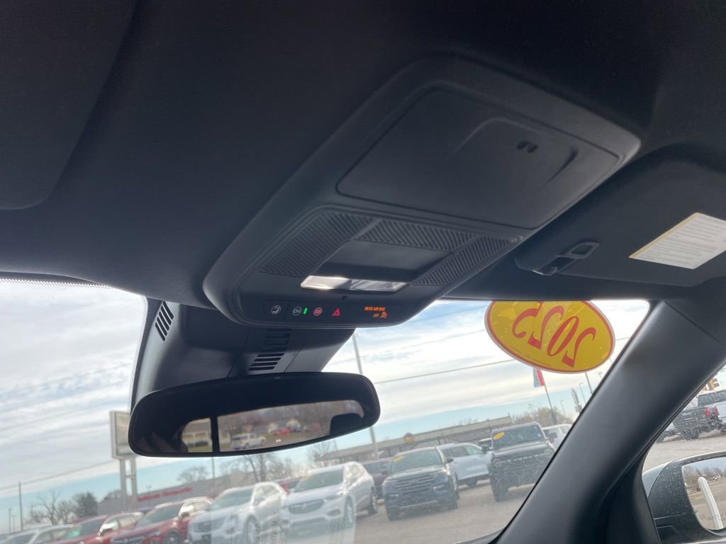 Used 2025 Chevrolet Traverse LT image 29