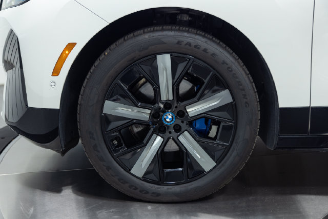 Used 2024 BMW iX xDrive50 w/ Premium Package AWD/4WD image 25