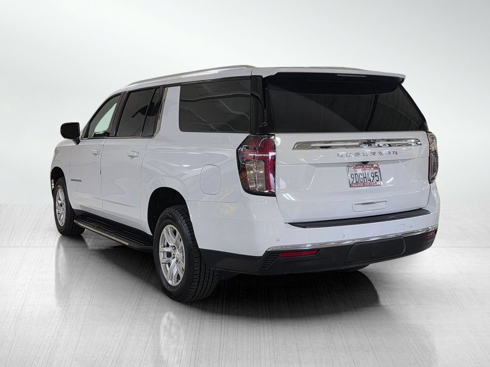 Used 2023 Chevrolet Suburban LS RWD image 5