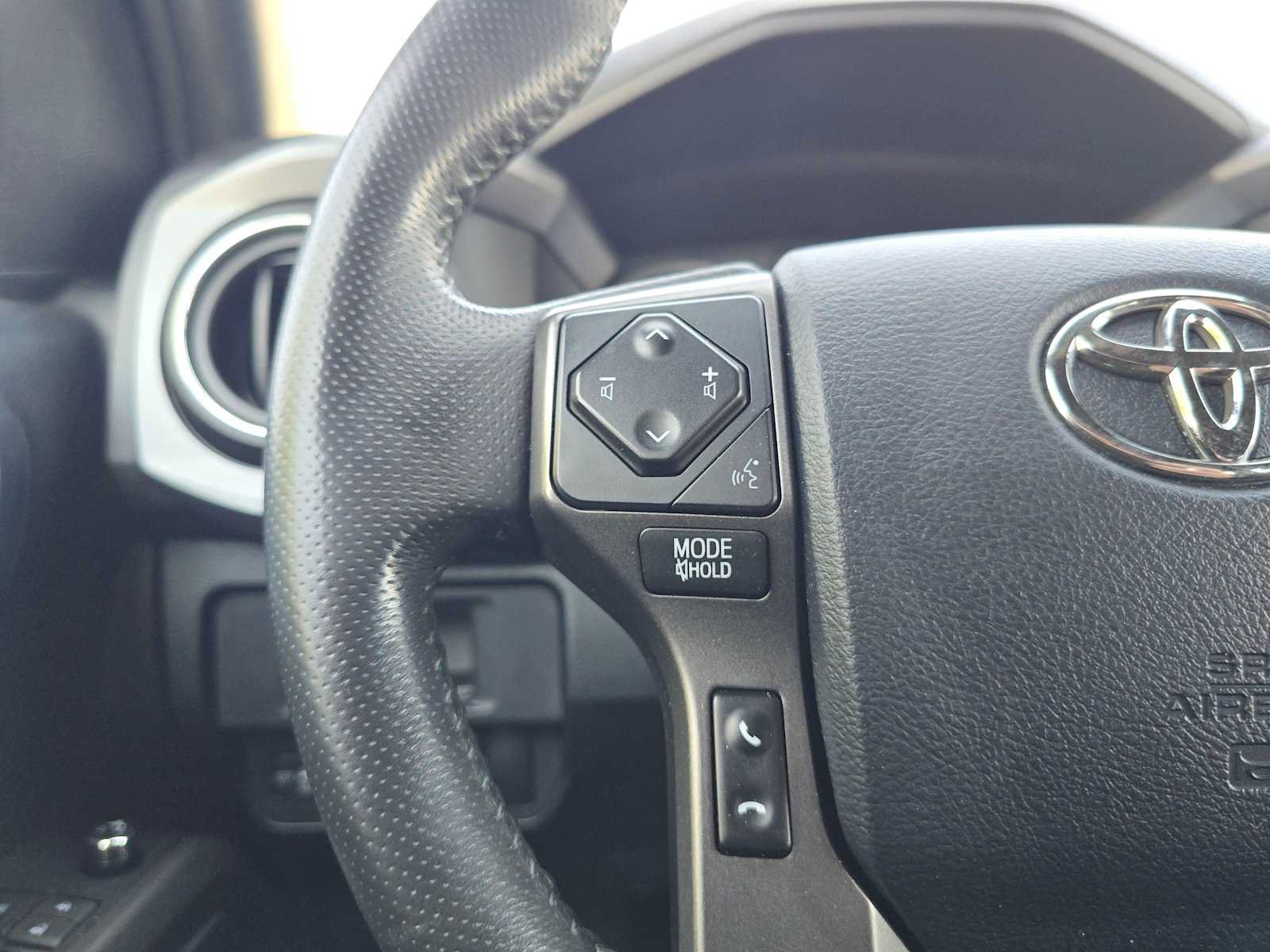 Used 2018 Toyota Tacoma TRD Off-Road w/ Technology Package AWD/4WD image 31