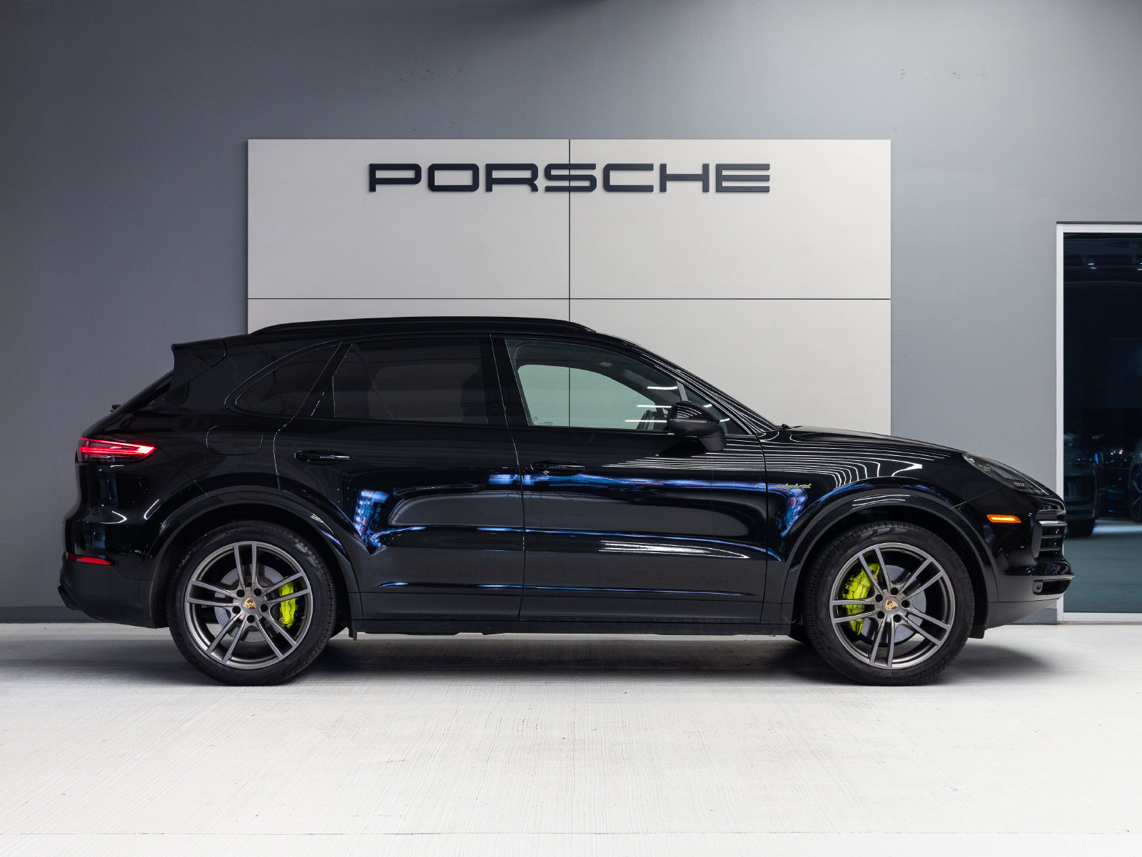 Certified 2023 Porsche Cayenne Platinum Edition AWD/4WD image 8