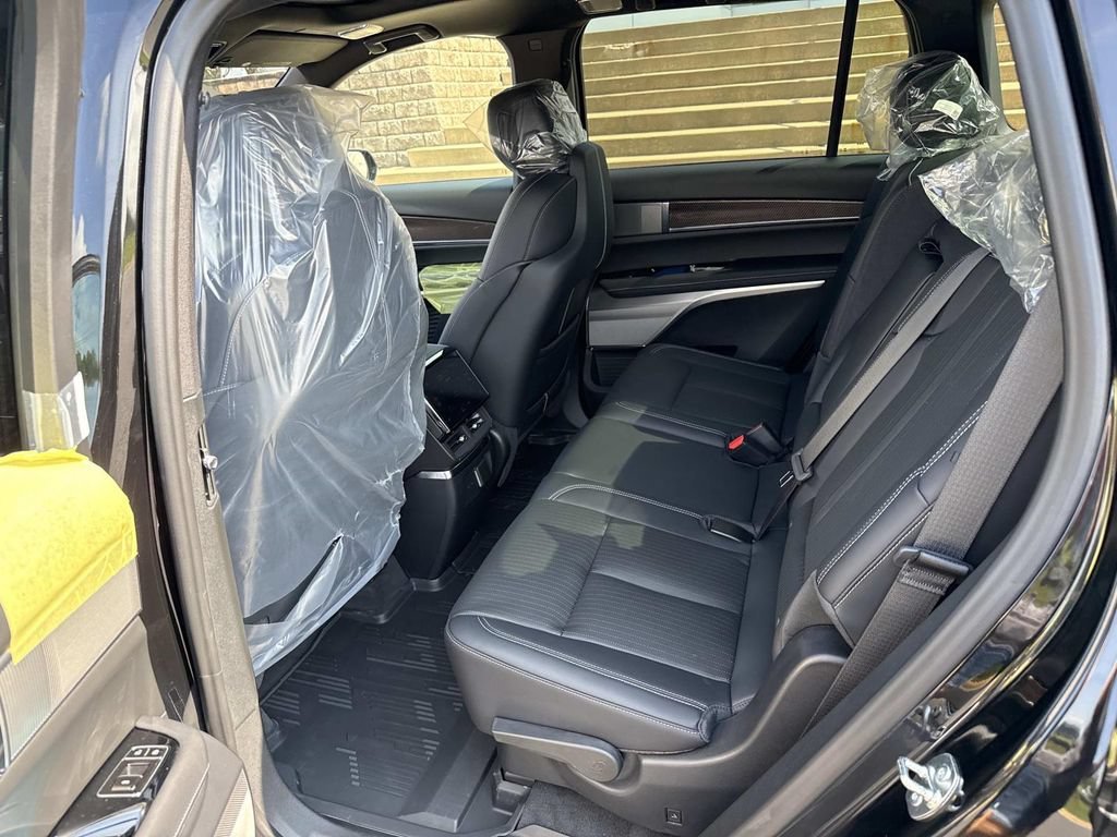 New 2027 Cadillac Vistiq Luxury w/ LPO, Floor Liner Package AWD/4WD image 9
