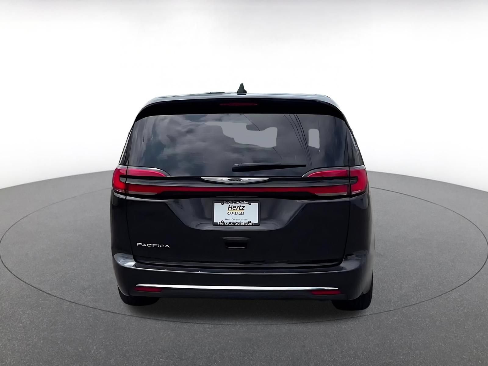 Used 2024 Chrysler Pacifica Touring-L FWD image 12