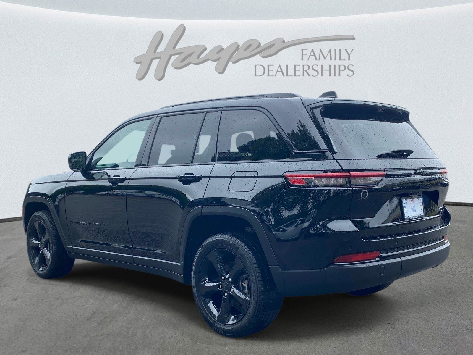 Used 2025 Jeep Grand Cherokee Limited w/ Luxury Tech Group II RWD image 8