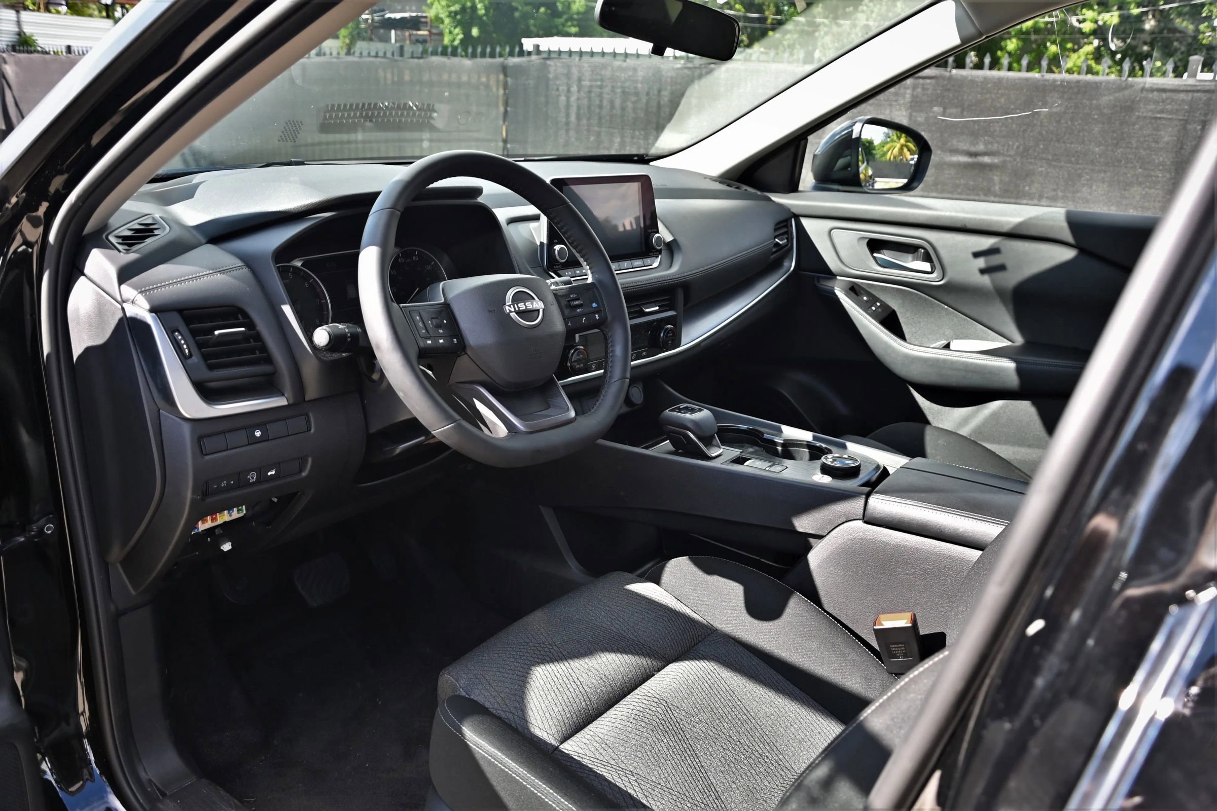 Used 2025 Nissan Rogue SV image 9