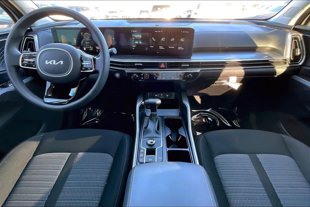 Used 2025 Kia Sorento LX image 19