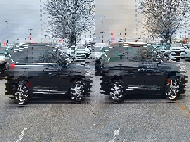 Used 2019 Chrysler Pacifica Touring-L w/ Advanced Safetytec Group image 2