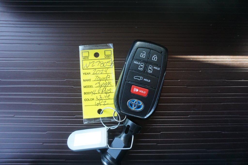 Used 2024 Toyota Sienna XLE FWD image 33