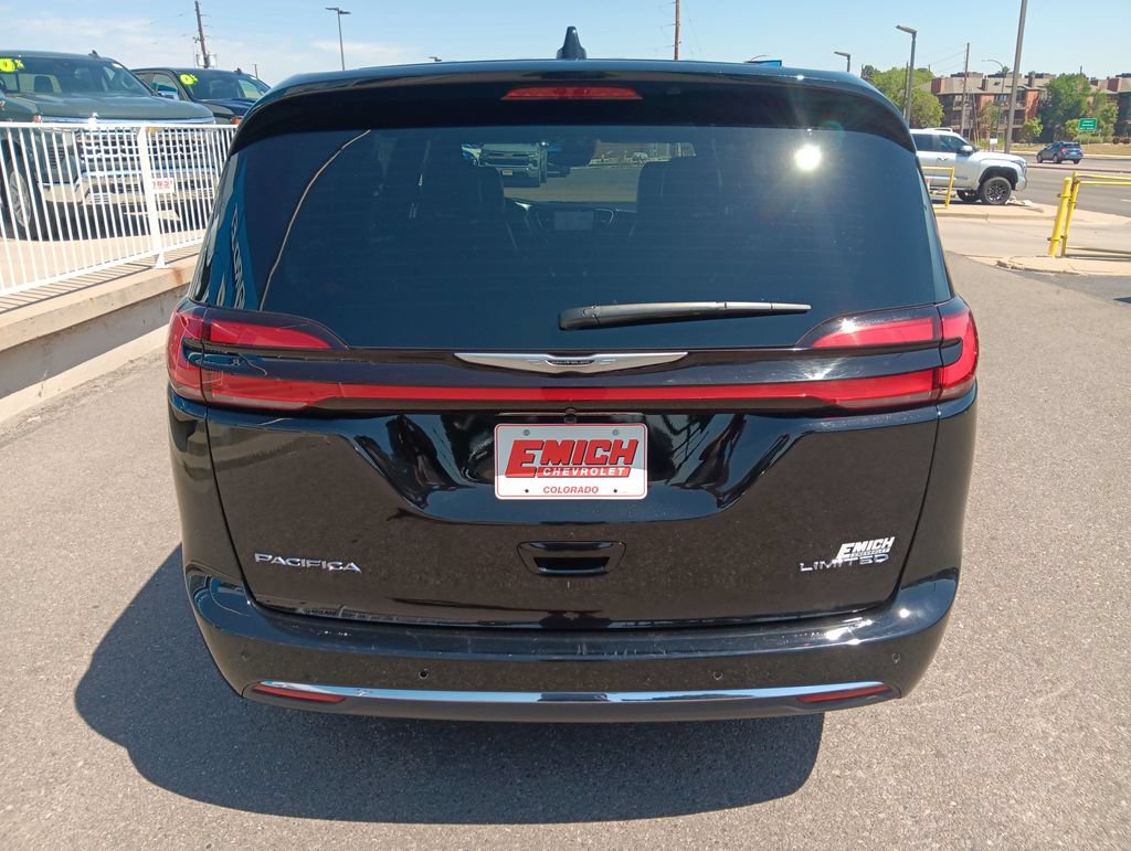 Used 2026 Chrysler Pacifica Limited FWD image 4