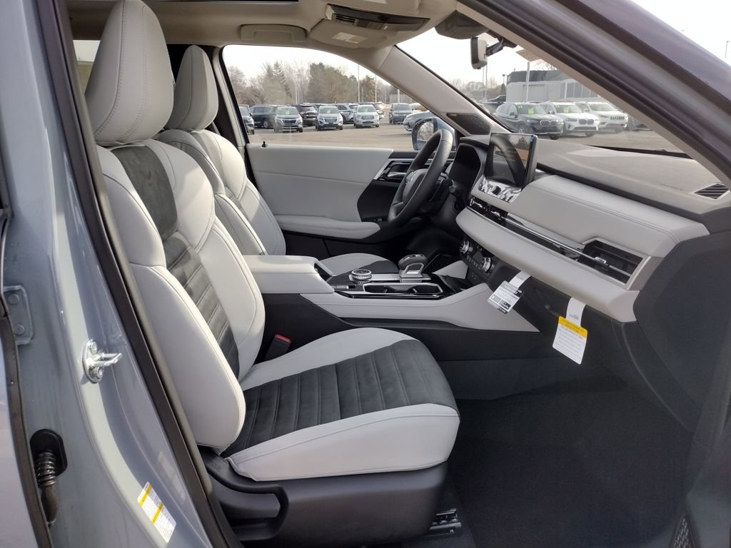 New 2026 Mitsubishi Outlander SE image 12