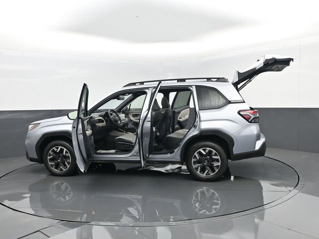 Used 2025 Subaru Forester Premium image 31