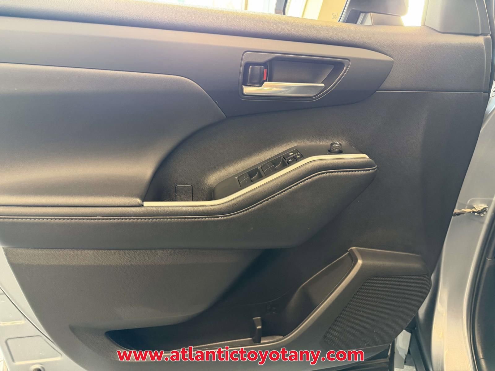 Used 2022 Toyota Highlander XLE image 18