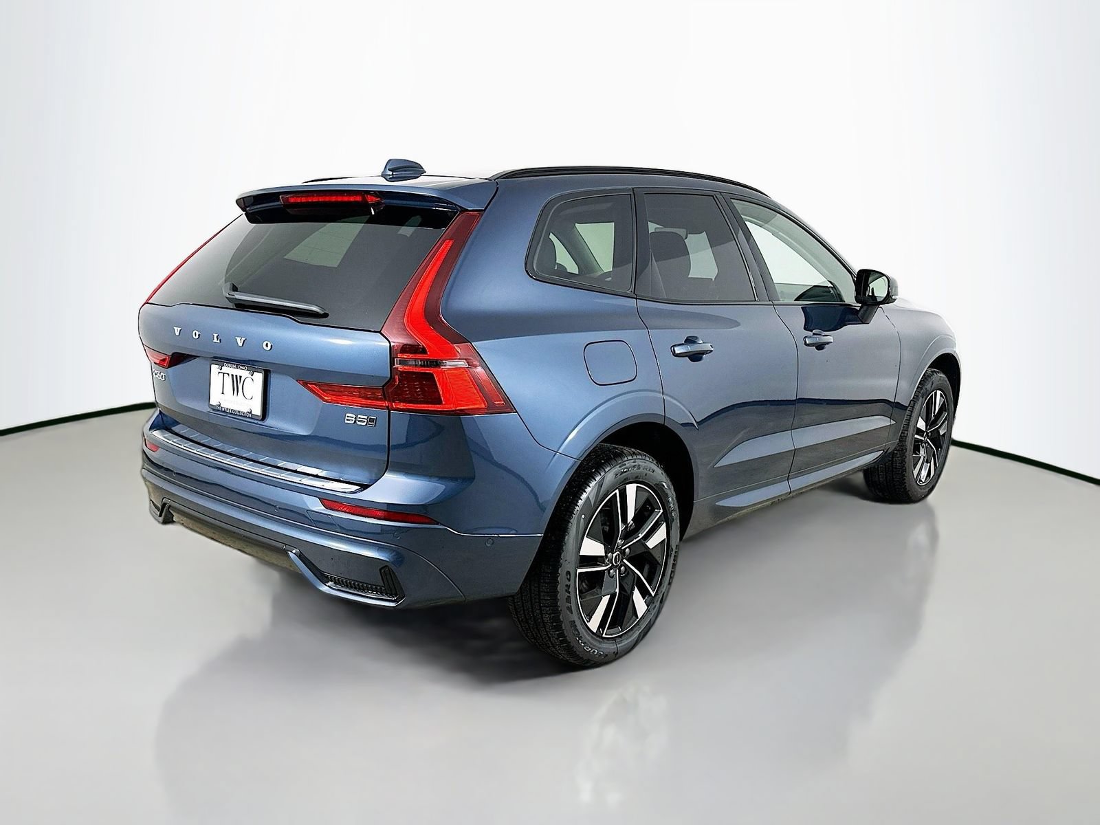 New 2026 Volvo XC60 B5 Plus w/ Protection Package Premier AWD/4WD image 5