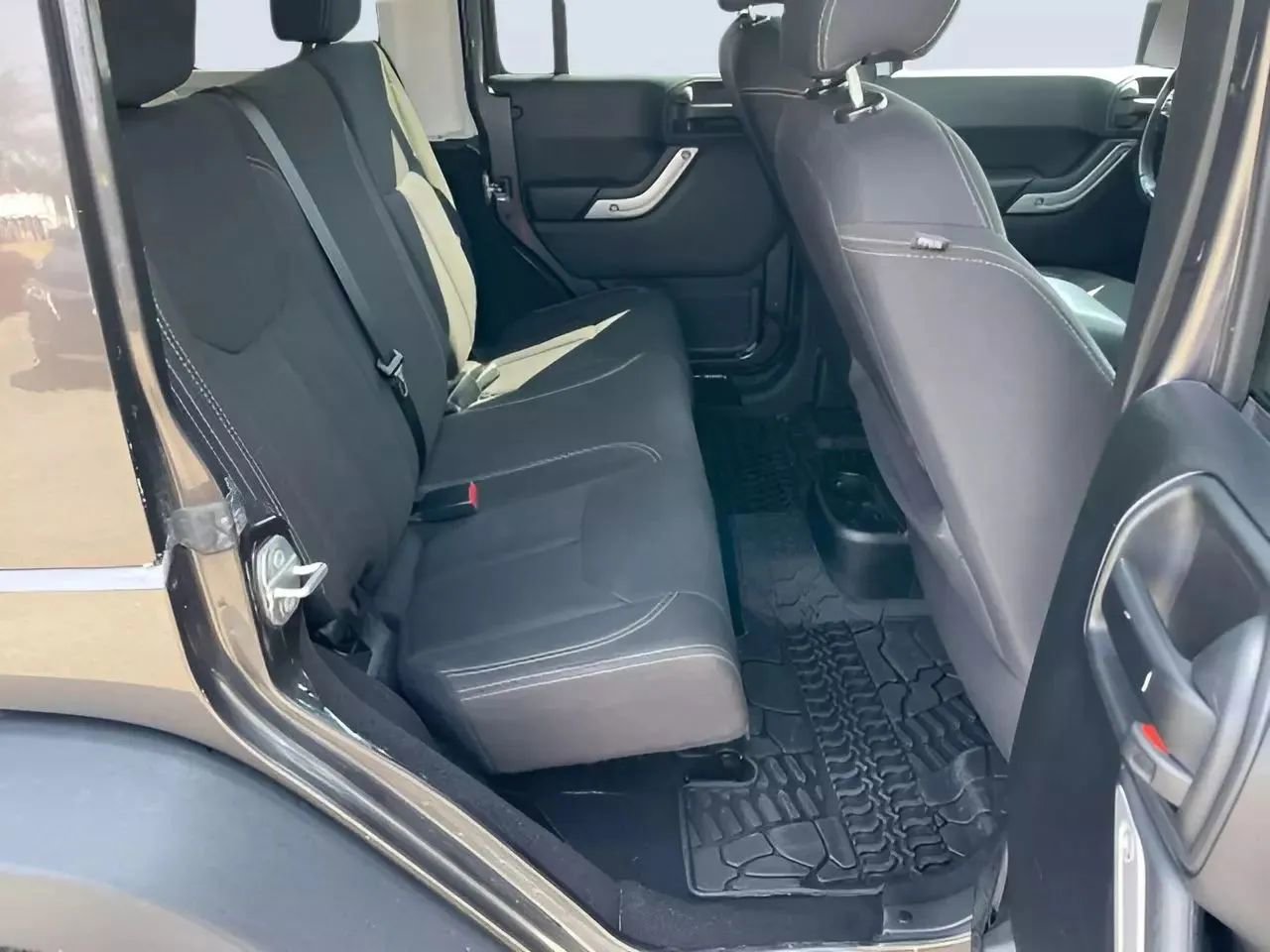 Used 2018 Jeep Wrangler Unlimited Rubicon w/ Cold Weather Group image 25