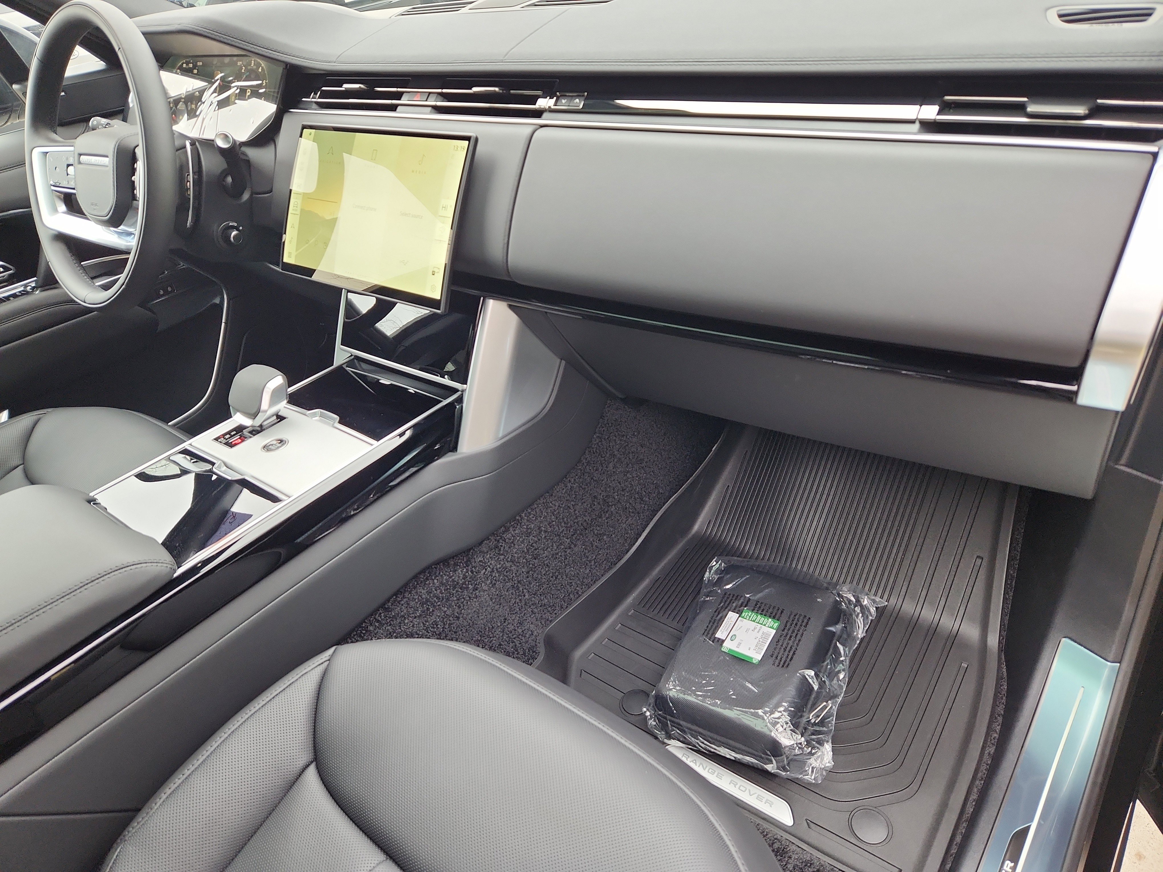 New 2026 Land Rover Range Rover SE image 27