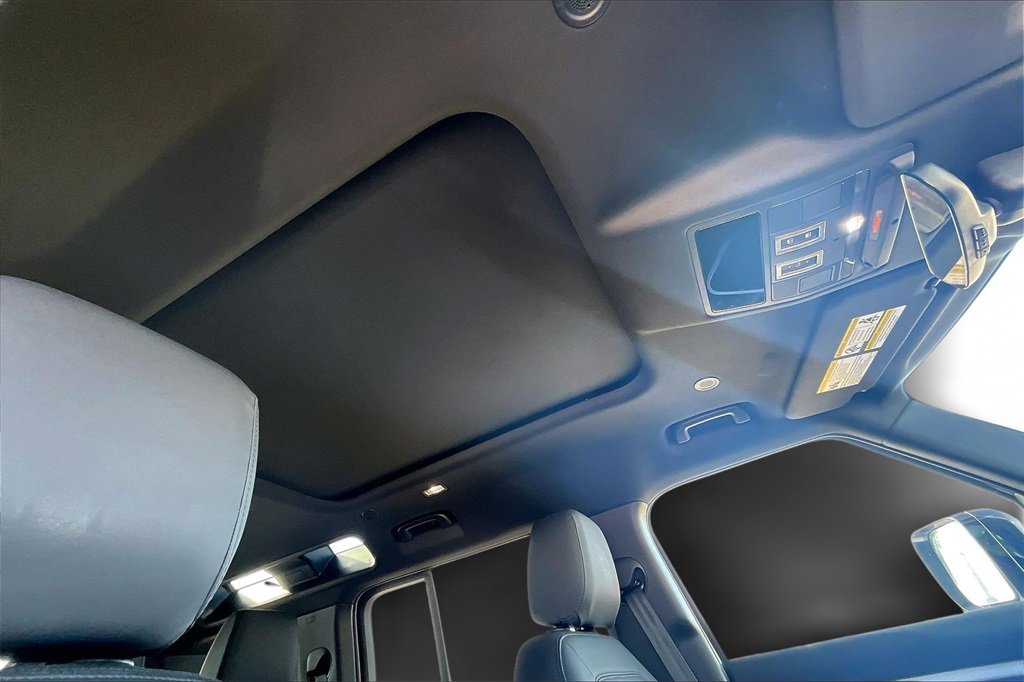 Used 2025 Land Rover Defender 110 S image 17