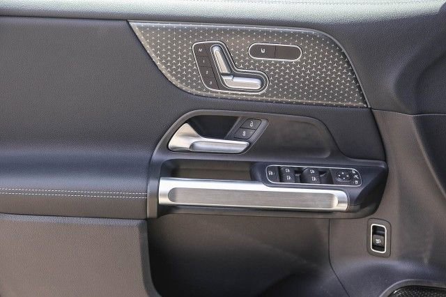 Used 2024 Mercedes-Benz EQB 300 4MATIC image 20