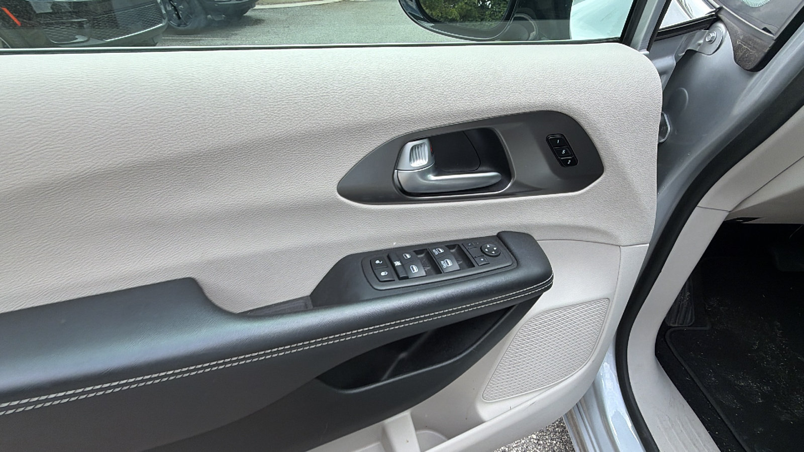 Used 2024 Chrysler Pacifica Touring-L FWD image 15