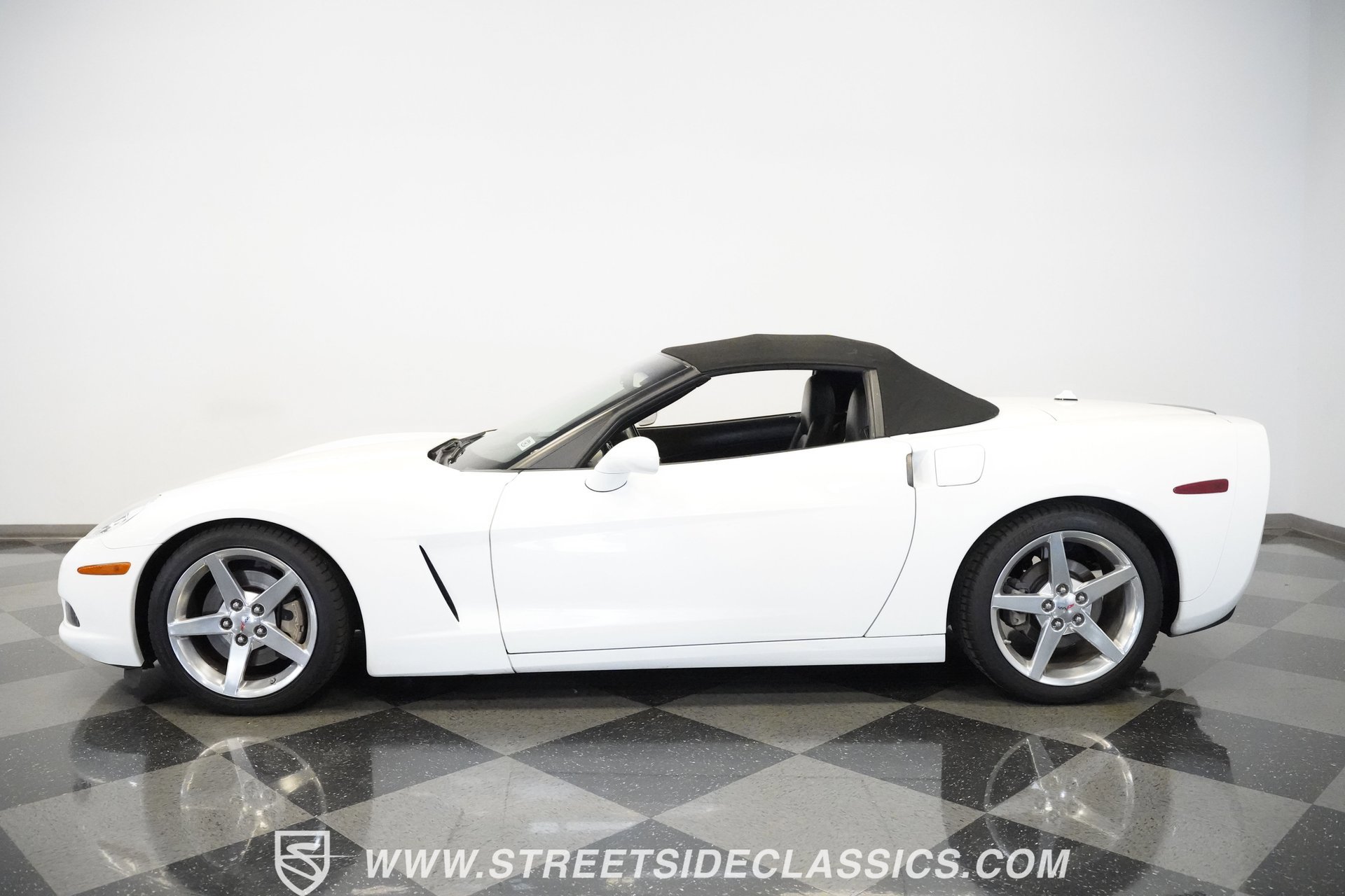 Used 2005 Chevrolet Corvette Convertible w/ Preferred Equipment Group image 2