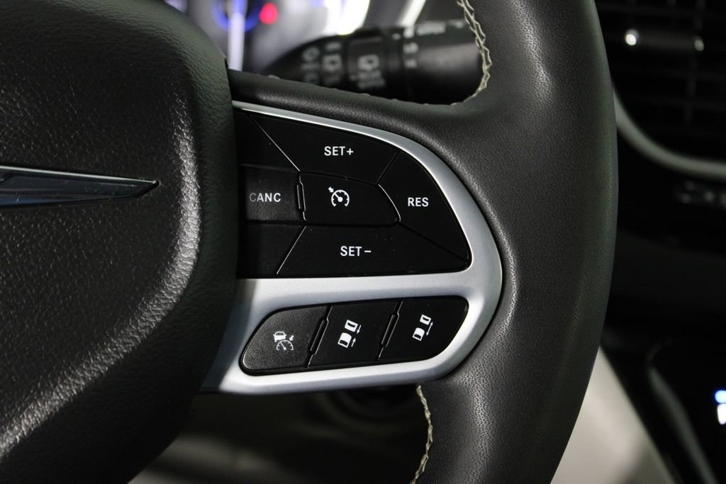 Used 2024 Chrysler Pacifica Touring-L image 26