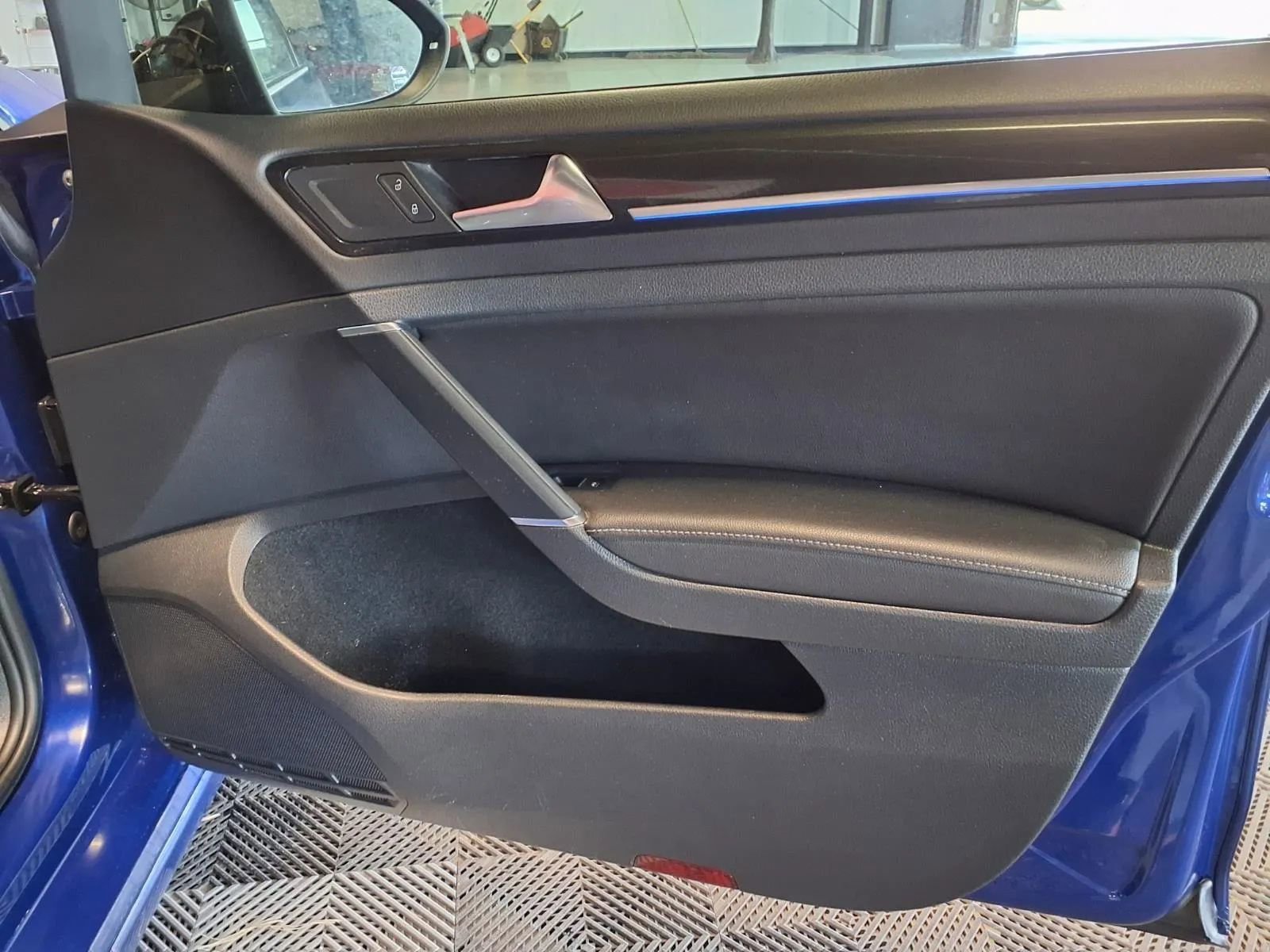 Used 2017 Volkswagen Golf R 4-Door image 12