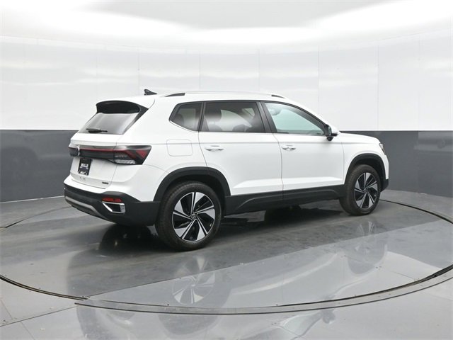 Used 2025 Volkswagen Taos SE w/ Panoramic Sunroof Package image 7