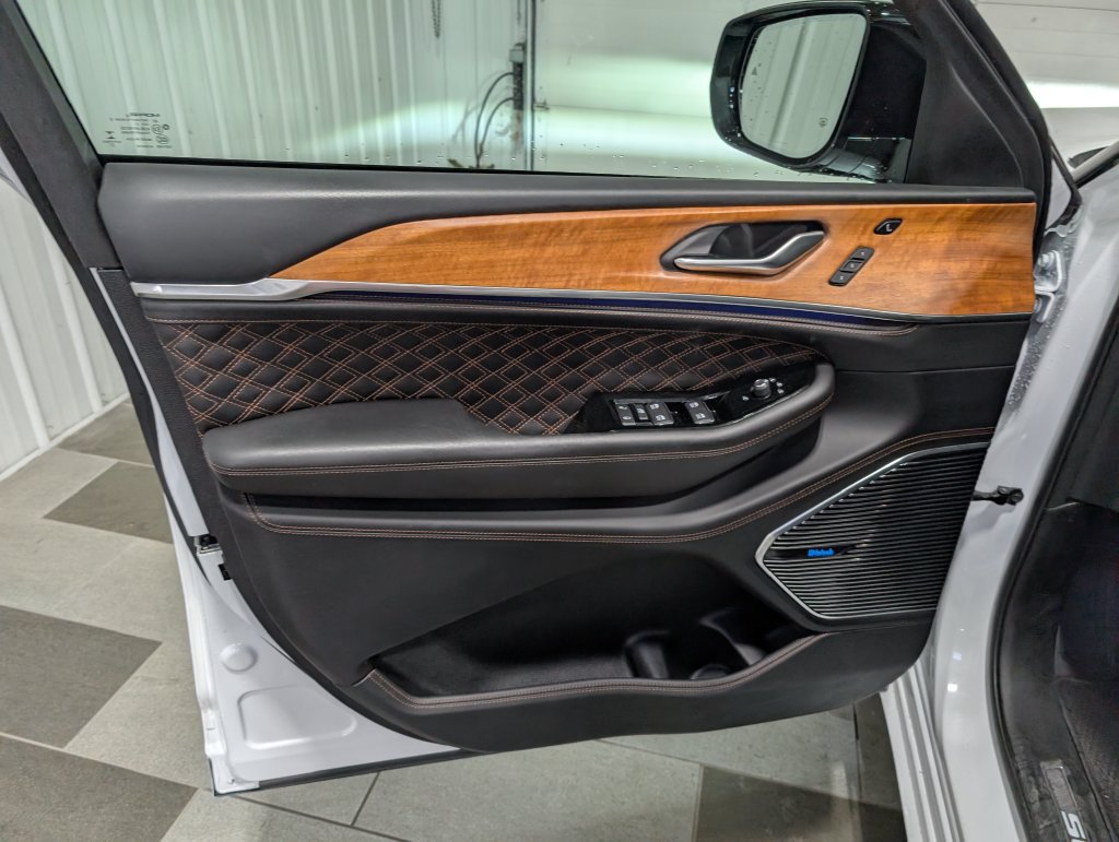 Used 2022 Jeep Grand Cherokee Summit AWD/4WD image 13