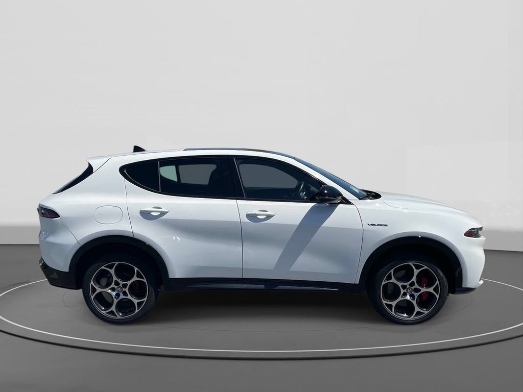 Used 2025 Alfa Romeo Tonale w/ Premium Package AWD/4WD image 3