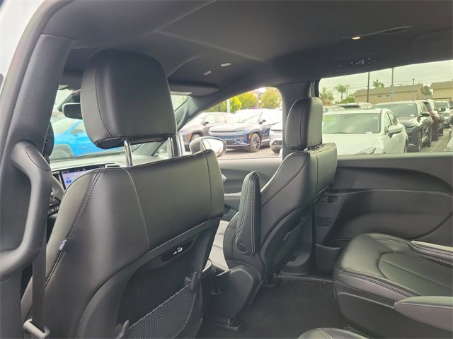 New 2023 Chrysler Pacifica Touring-L w/ S Appearance Package image 13