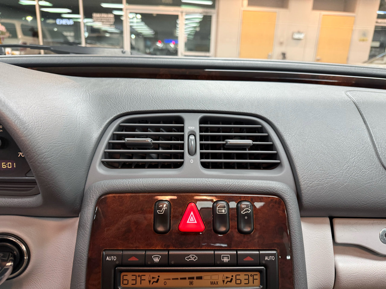 Used 2001 Mercedes-Benz CLK 320 Coupe image 19