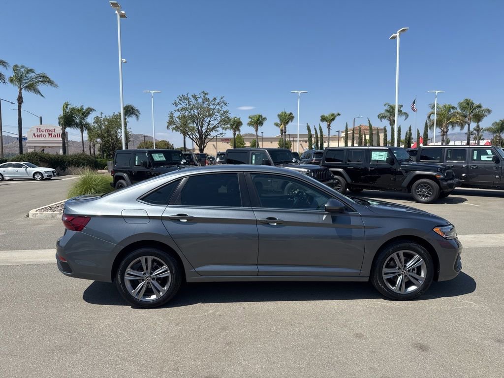Used 2024 Volkswagen Jetta SE FWD image 8