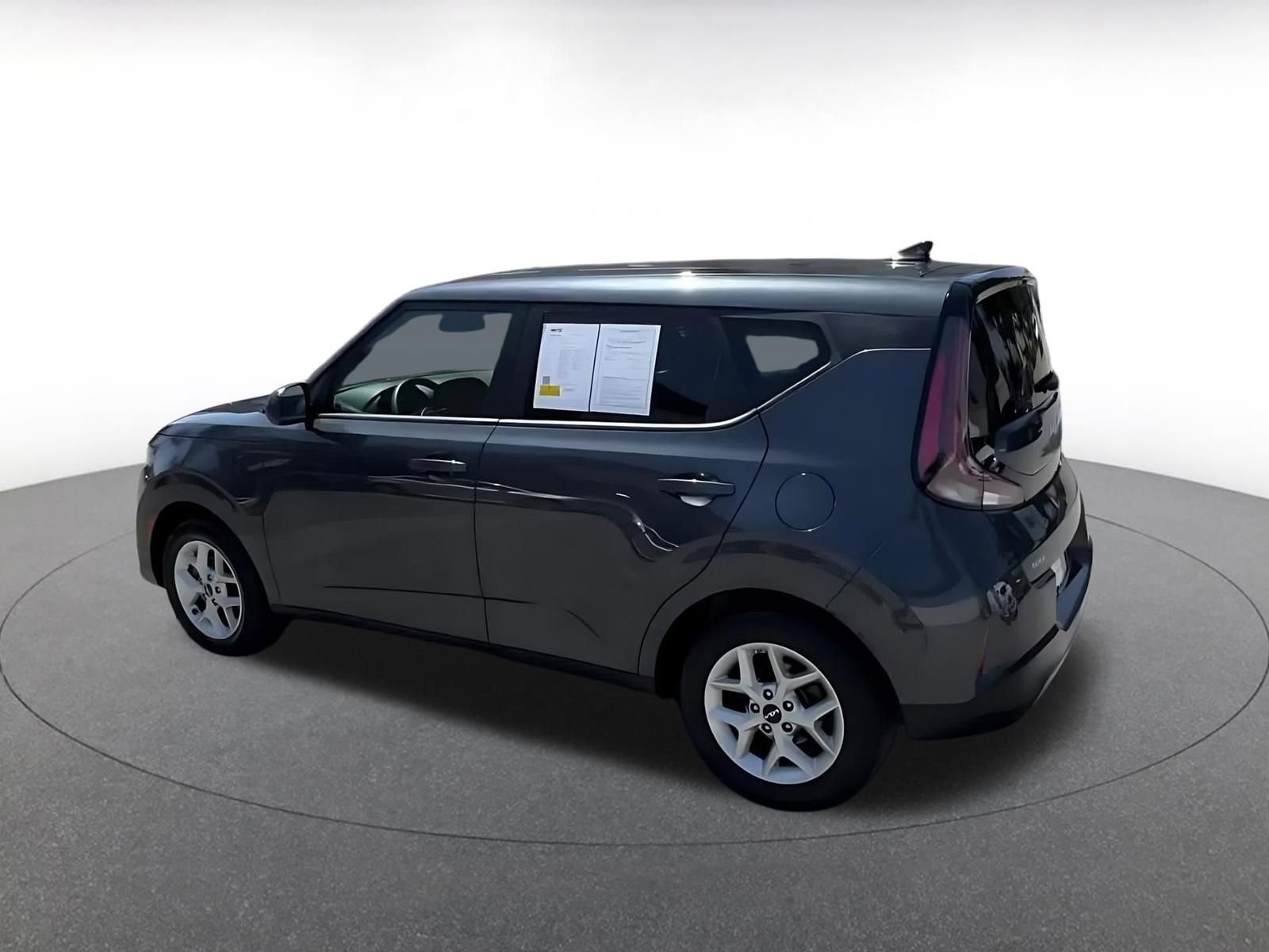 Used 2025 Kia Soul LX w/ LX Technology Package FWD image 10