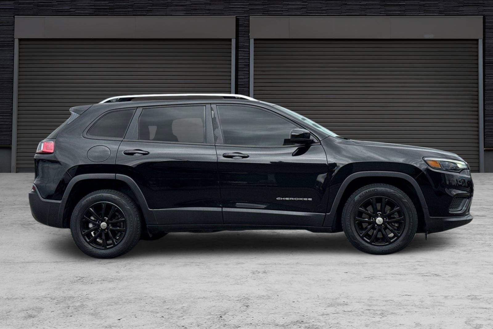 Used 2021 Jeep Cherokee Latitude FWD image 3