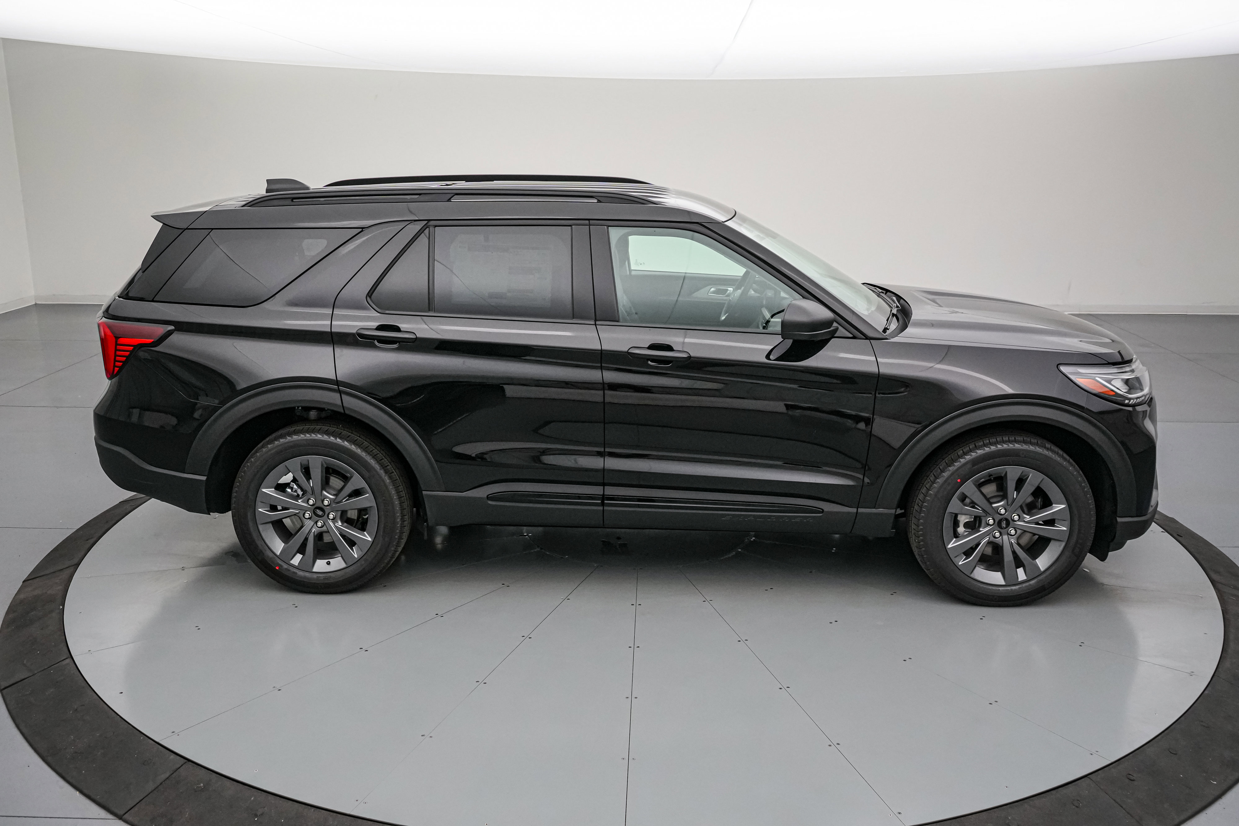 New 2026 Ford Explorer Active AWD/4WD image 3