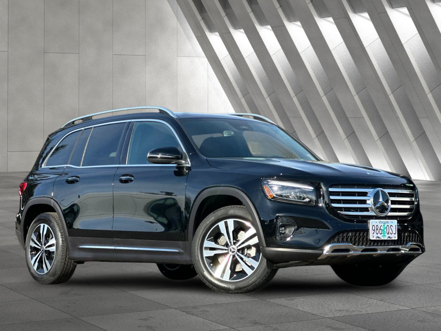 Used 2025 Mercedes-Benz GLB 250 4MATIC image 2