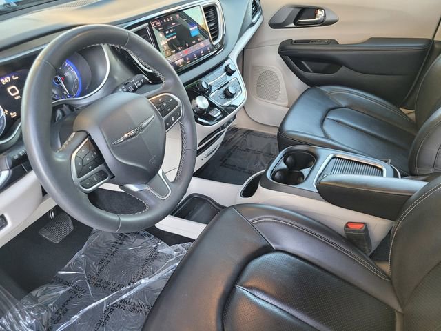 Used 2023 Chrysler Pacifica Touring-L image 21