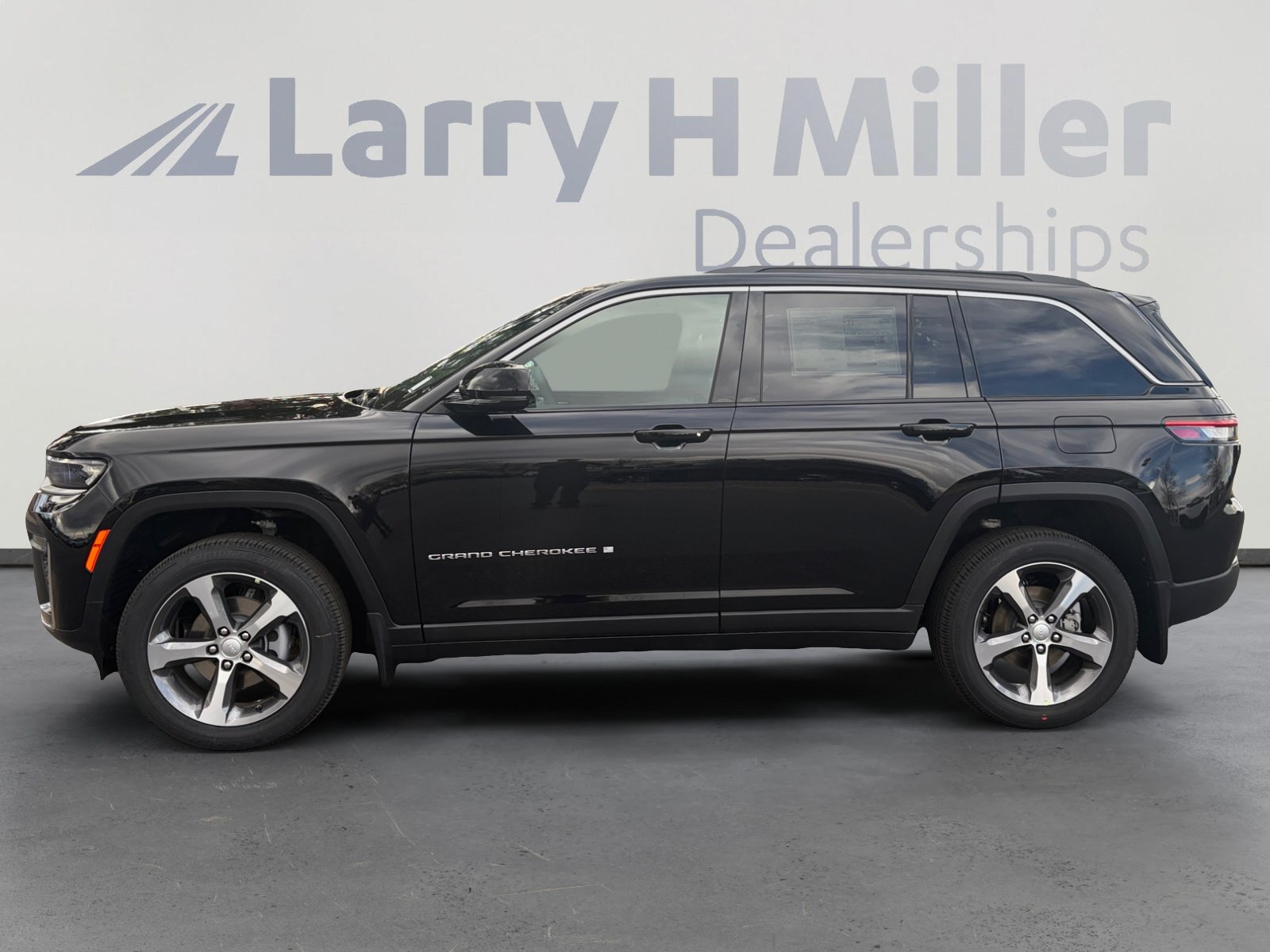 New 2026 Jeep Grand Cherokee Limited w/ Trailer Tow Package AWD/4WD image 2