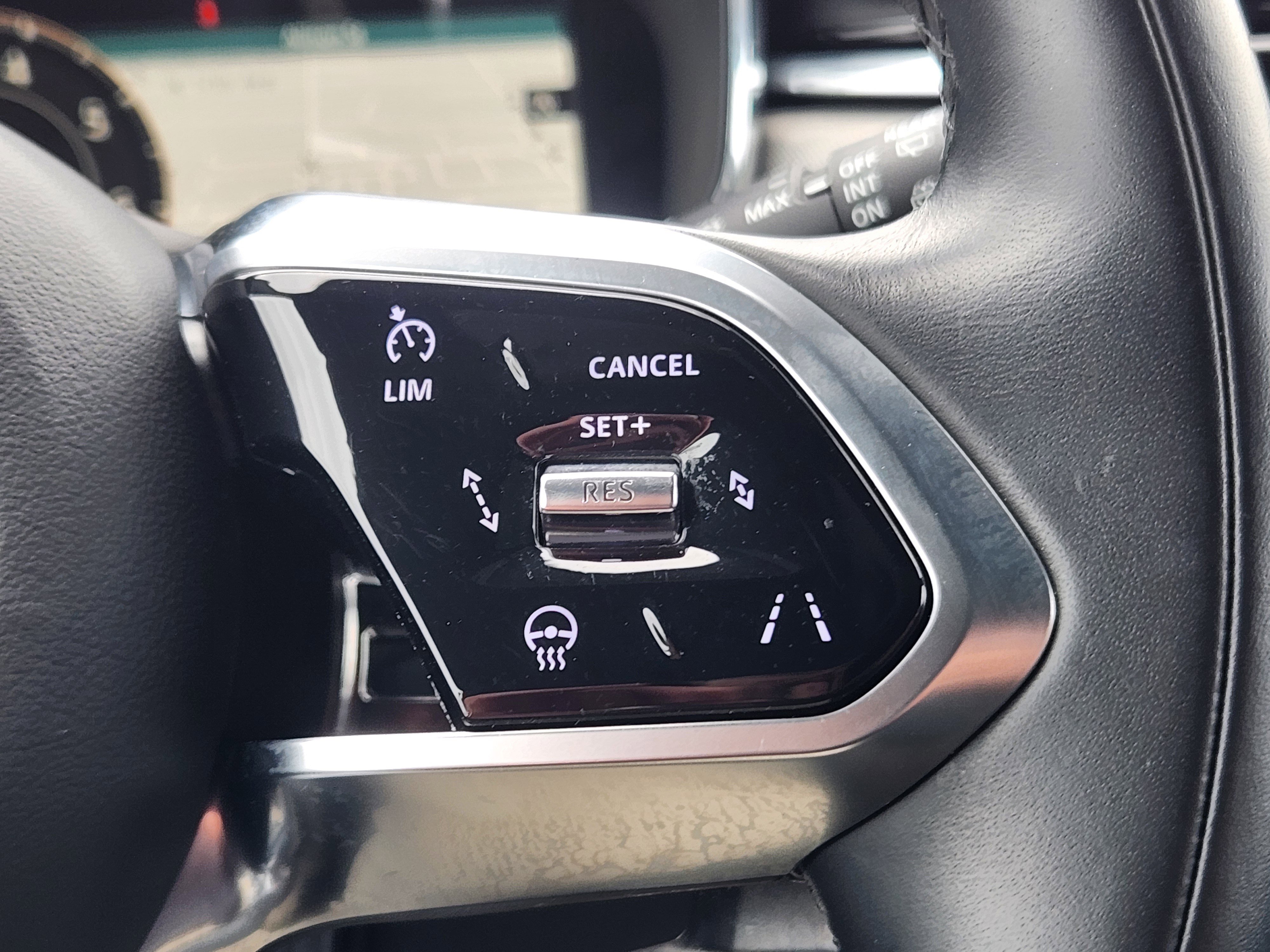 Certified 2025 Jaguar F-PACE R-Dynamic S AWD/4WD image 33