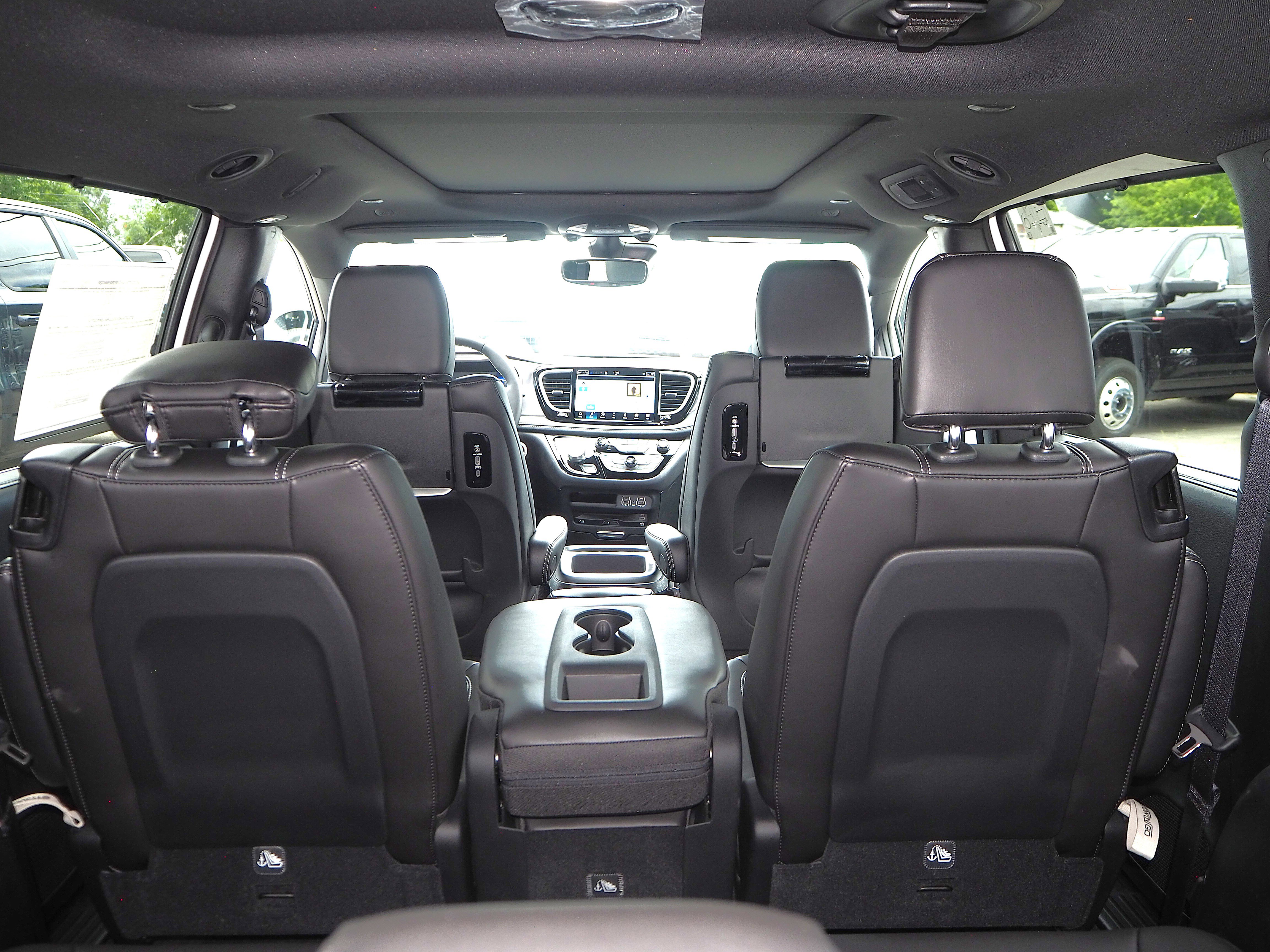 New 2025 Chrysler Pacifica Select w/ Uconnect Theater Family Group FWD image 12