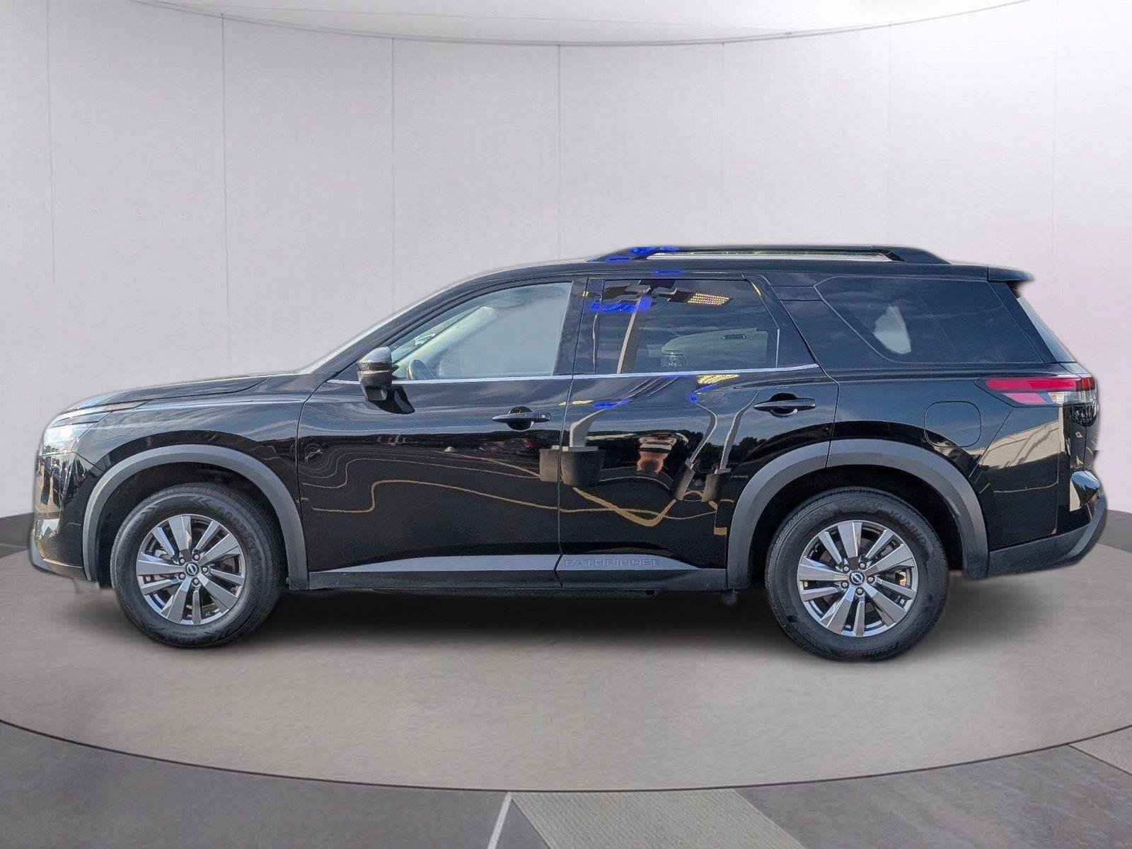 Used 2025 Nissan Pathfinder SV FWD image 2