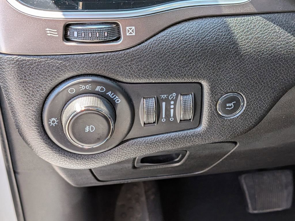 Used 2021 Jeep Cherokee Limited AWD/4WD image 15