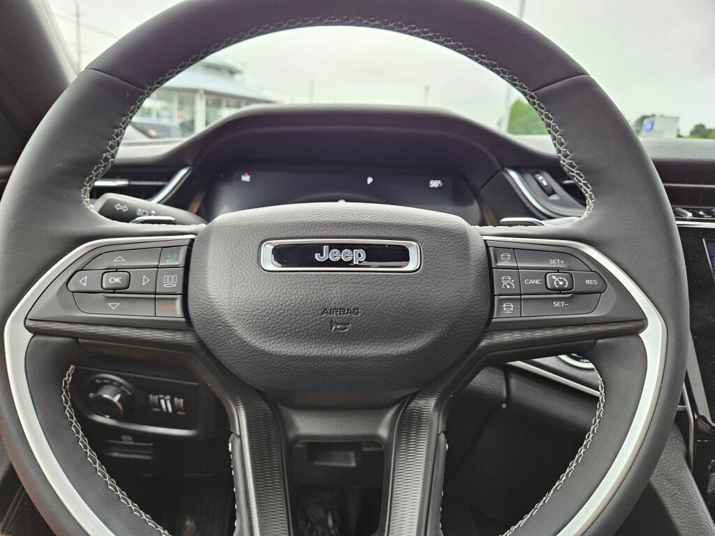 Used 2025 Jeep Grand Cherokee Altitude AWD/4WD image 20