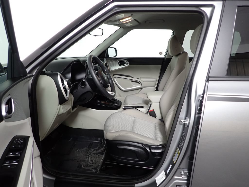 Used 2025 Kia Soul LX w/ LX Technology Package FWD image 18