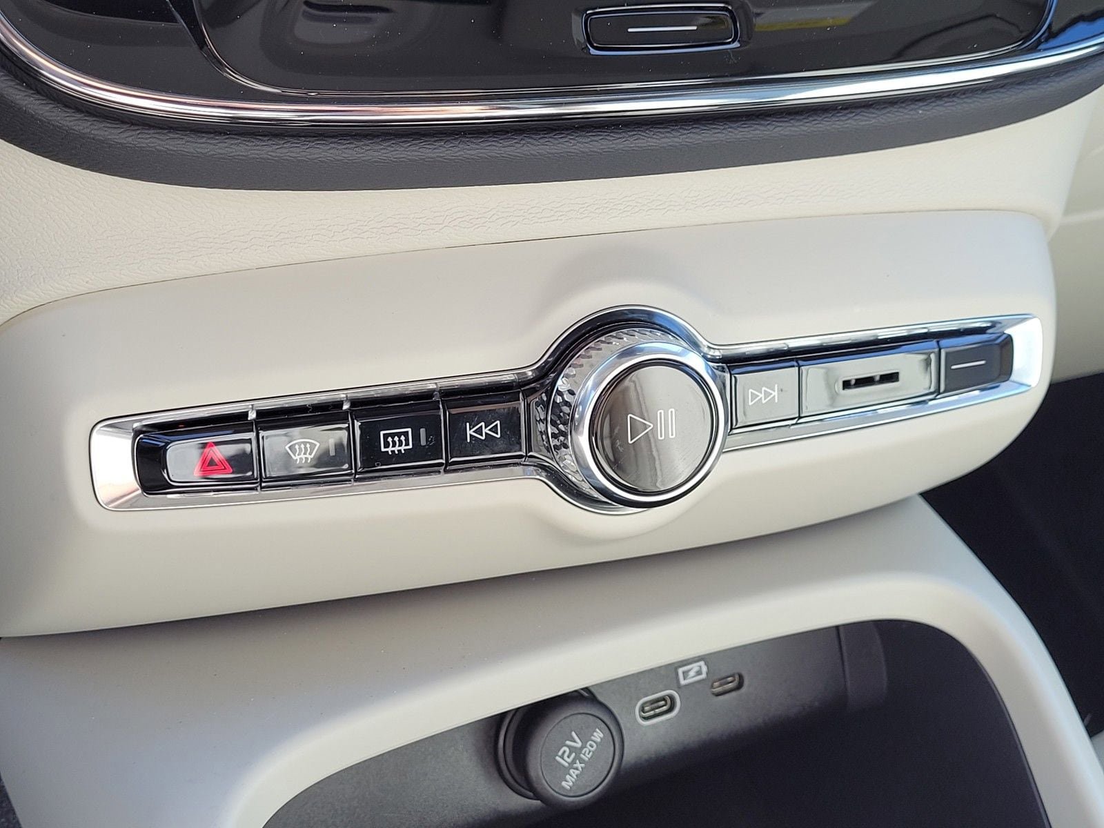 Certified 2024 Volvo XC40 B5 Ultimate w/ Climate Package image 25